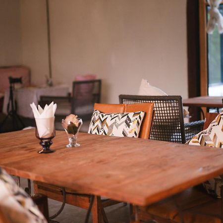 White Wall Riverfront Hotel Kamphaeng Phet Extérieur photo