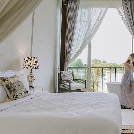 White Wall Riverfront Hotel Kamphaeng Phet Extérieur photo