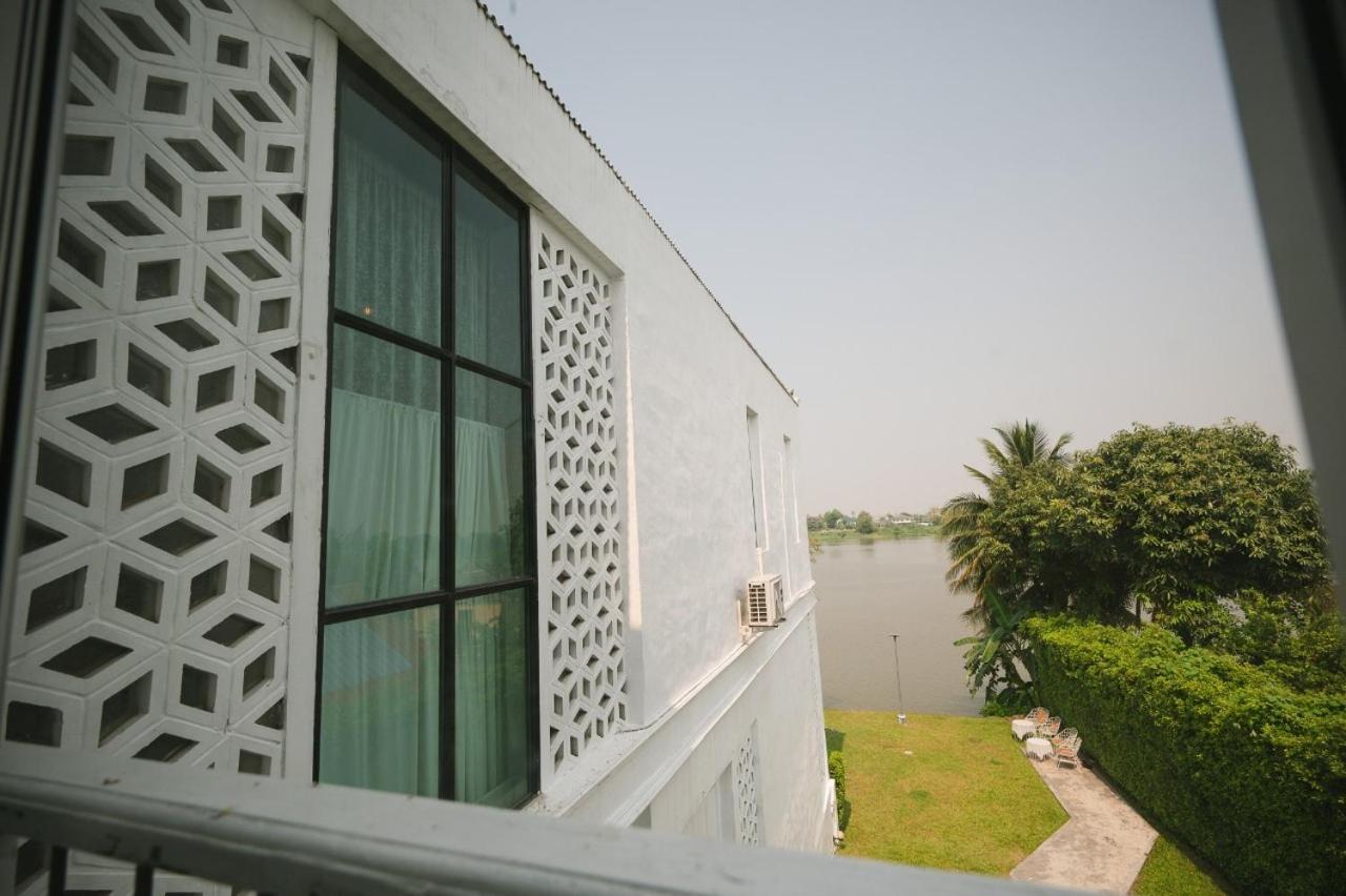 White Wall Riverfront Hotel Kamphaeng Phet Extérieur photo