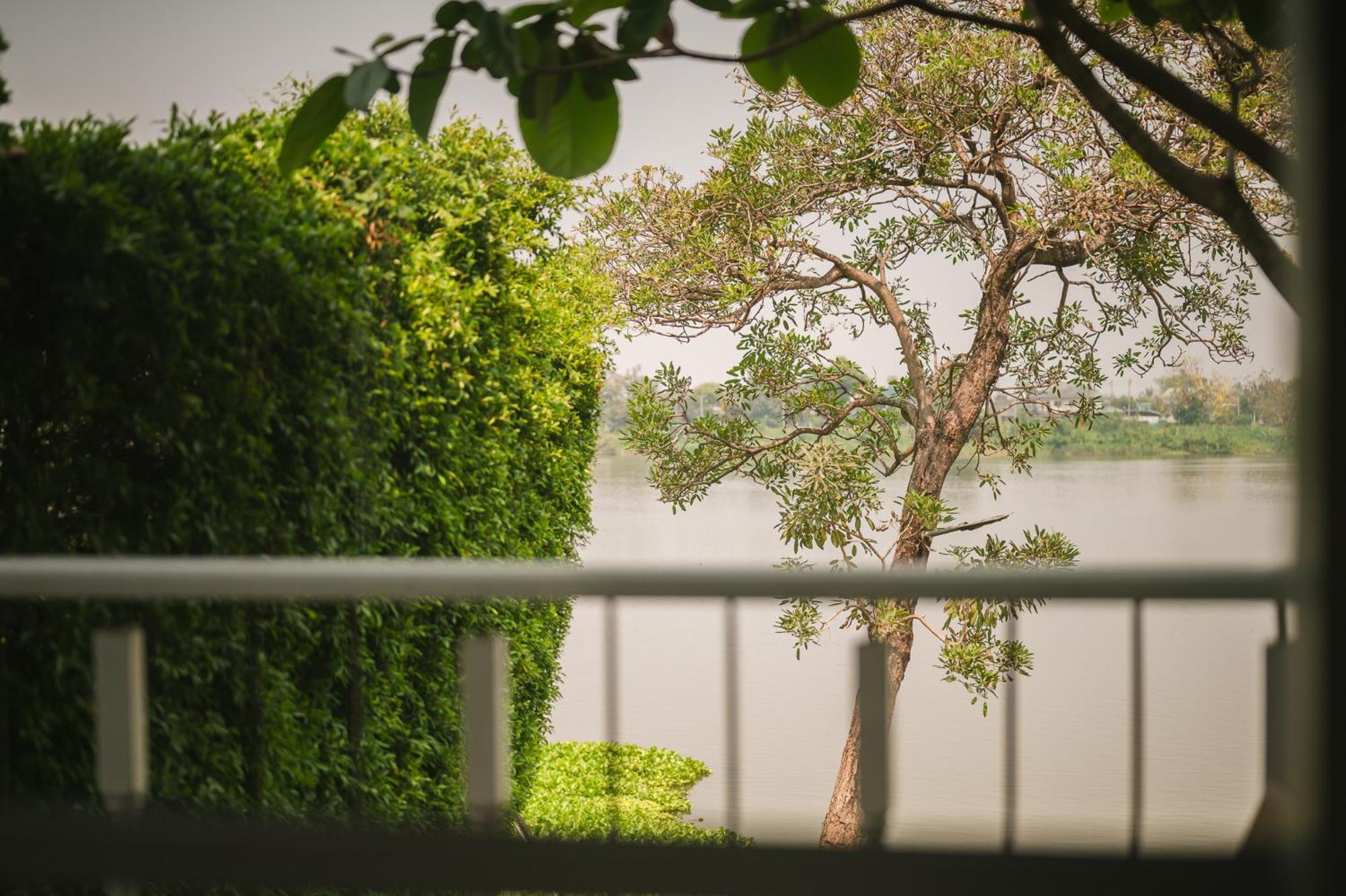 White Wall Riverfront Hotel Kamphaeng Phet Extérieur photo