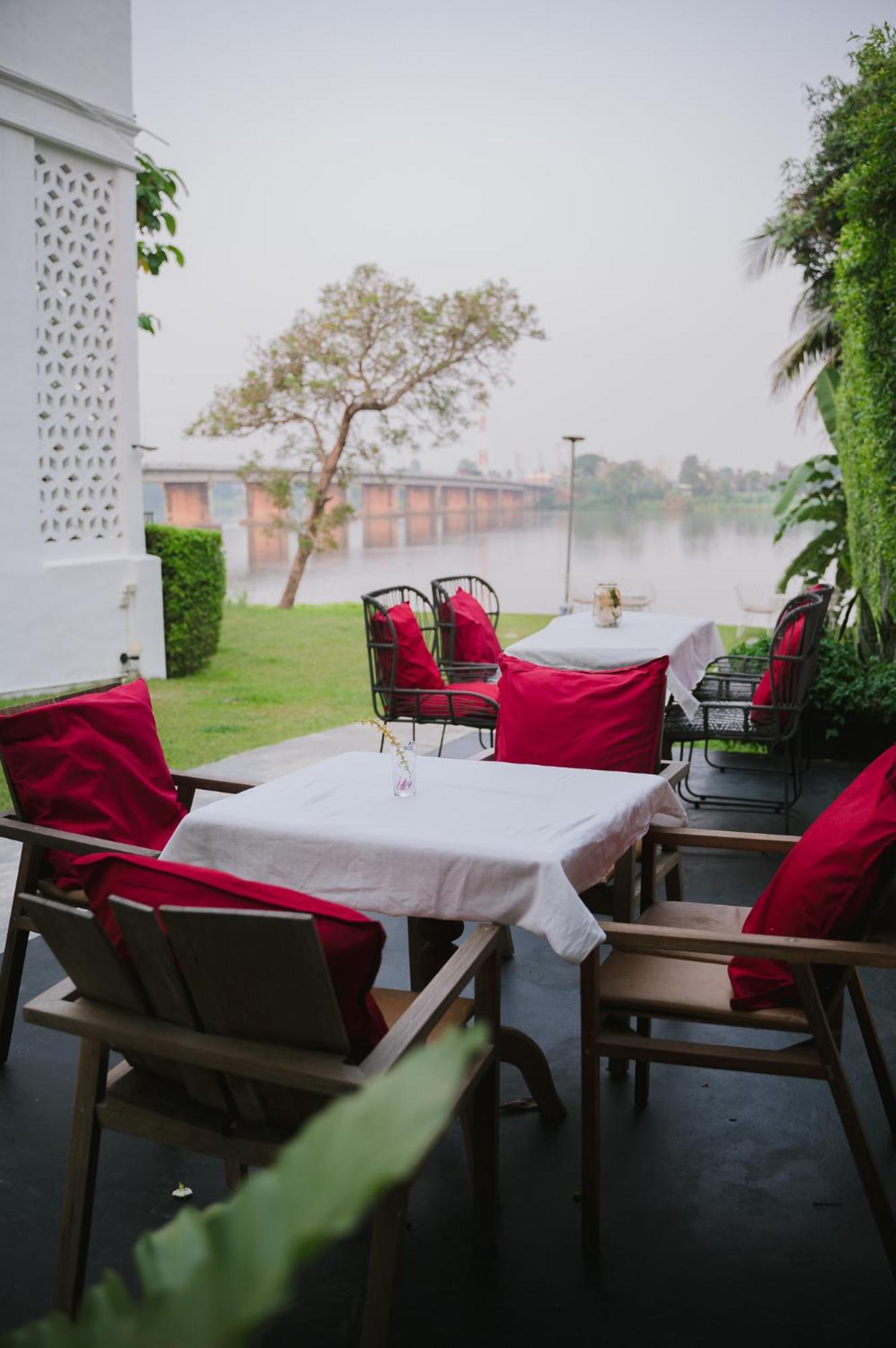 White Wall Riverfront Hotel Kamphaeng Phet Extérieur photo