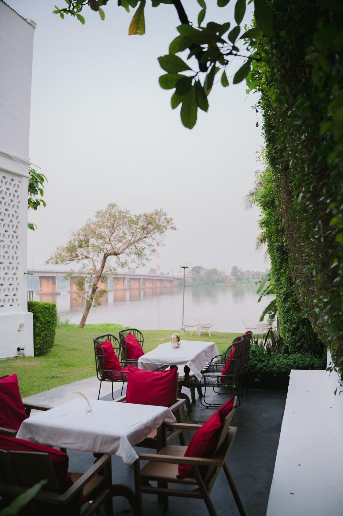 White Wall Riverfront Hotel Kamphaeng Phet Extérieur photo