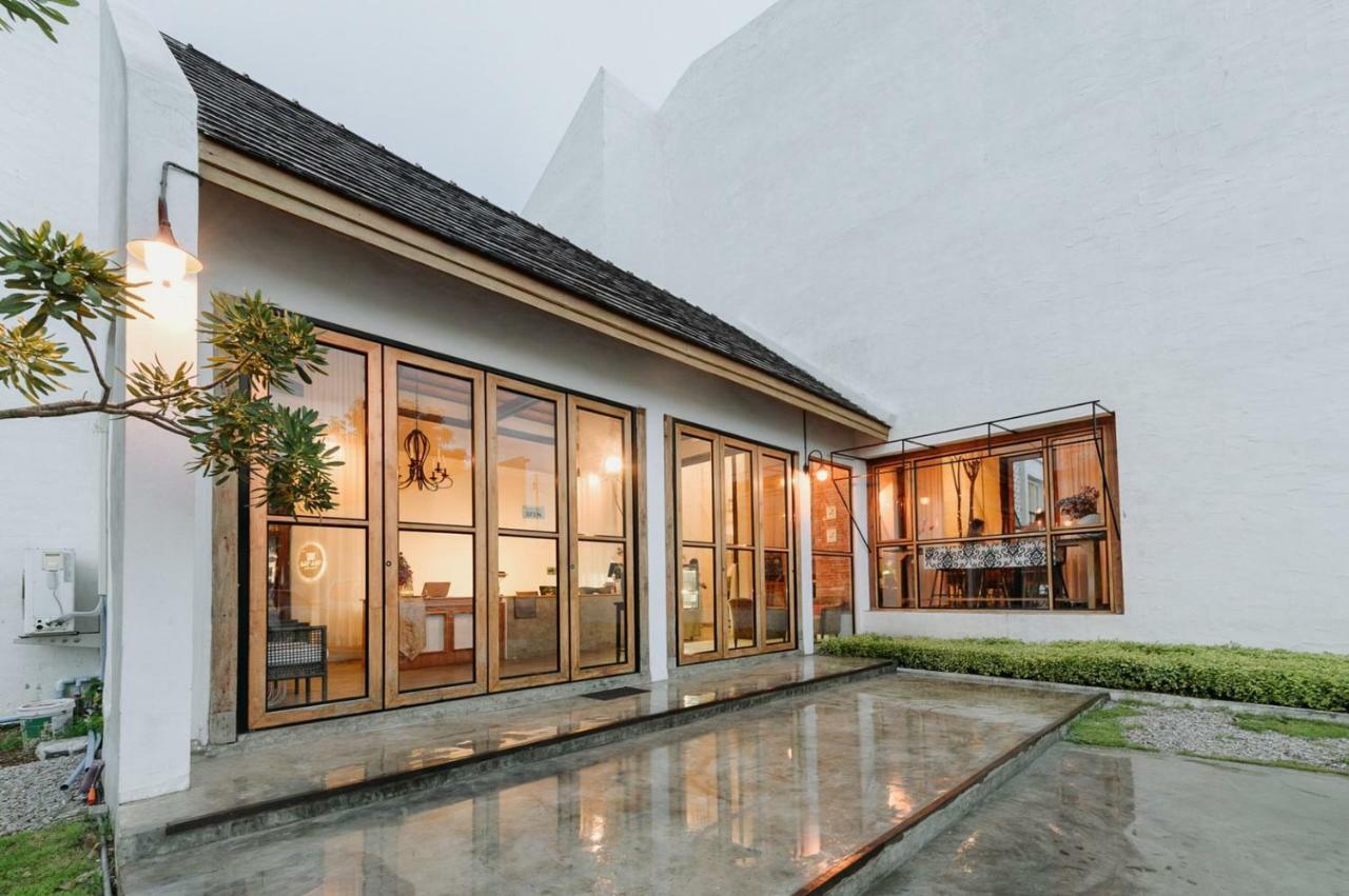 White Wall Riverfront Hotel Kamphaeng Phet Extérieur photo