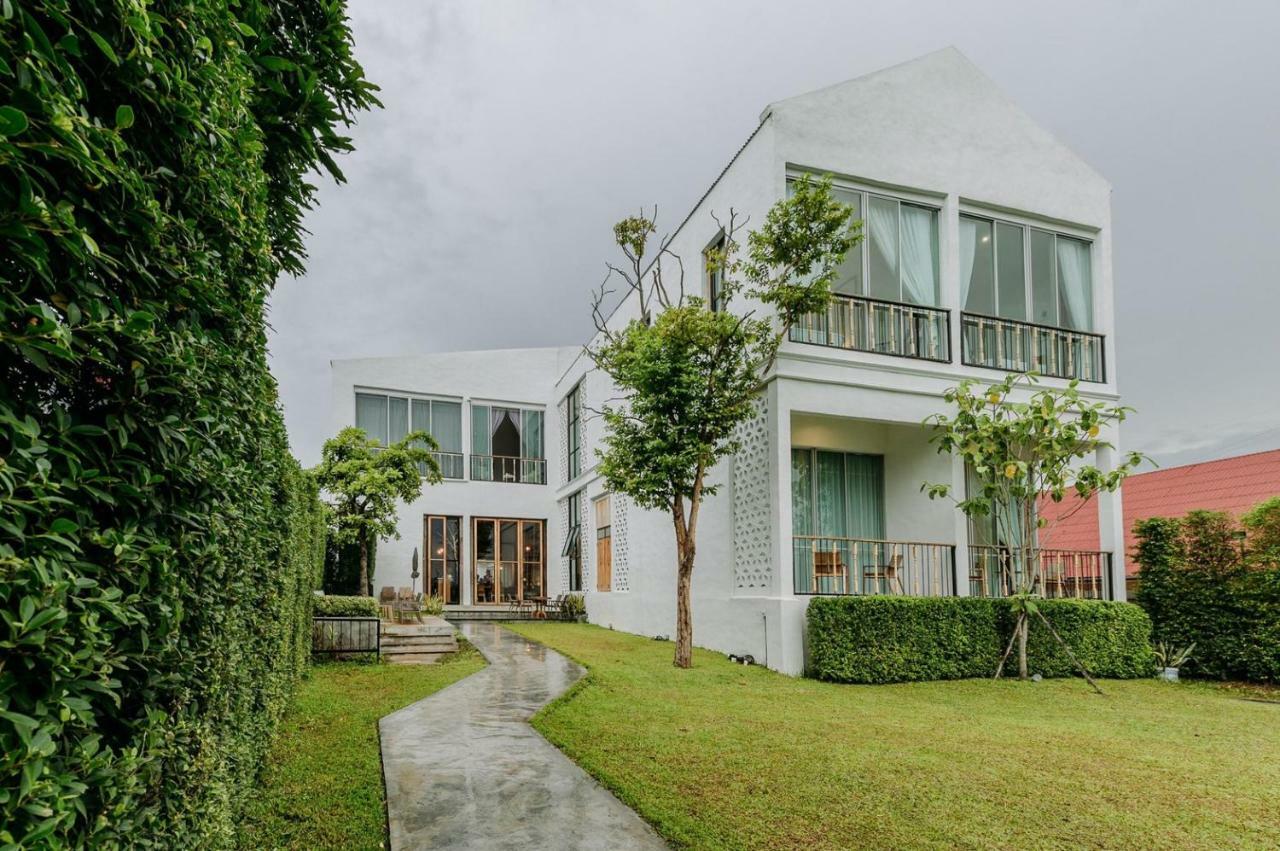 White Wall Riverfront Hotel Kamphaeng Phet Extérieur photo