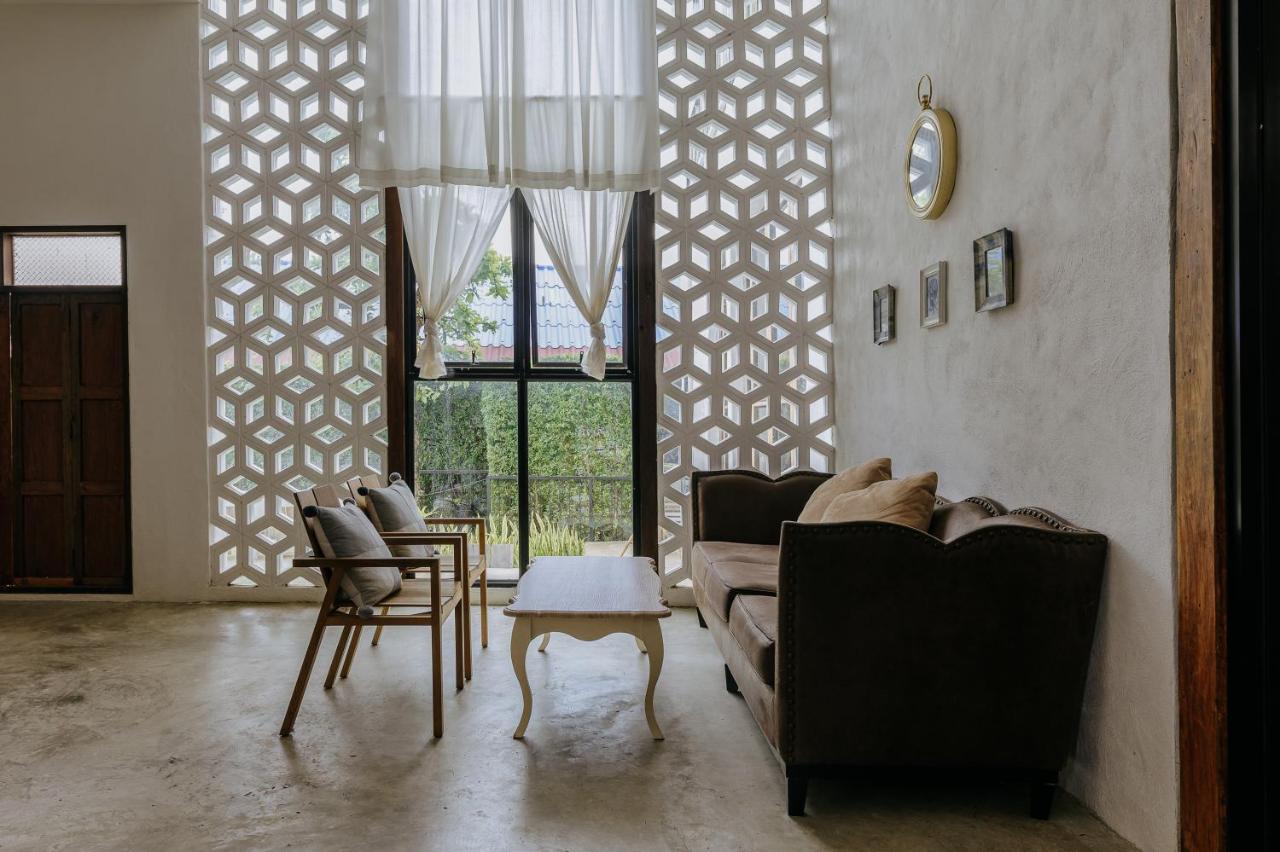 White Wall Riverfront Hotel Kamphaeng Phet Extérieur photo